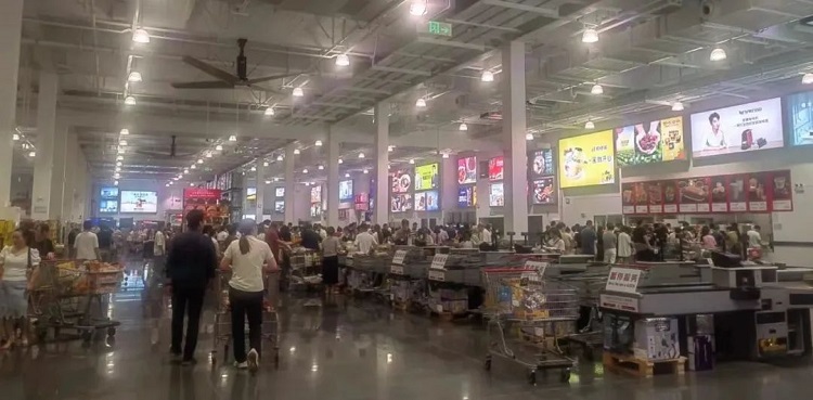 折扣店不只是搶傳統(tǒng)零售商的生意，還會(huì)搶品牌商的生意